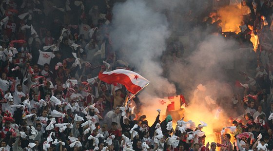 SLÁVISTICKÝ KOTEL. Fanouci ervenobílých bhem derby se Spartou.