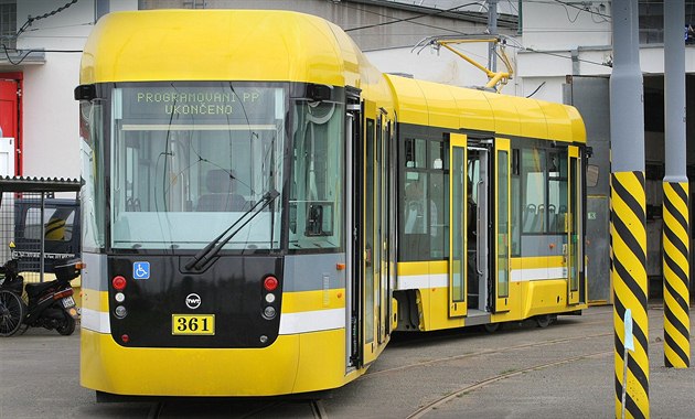 Nová tramvaj Vario LF 2/2 plus zane brzy vozit cestující v Plzni. Souprava má...