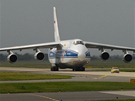 Ob transportn letoun An-124 Ruslan pistv na monovskm letiti s nkladem...