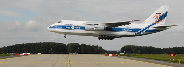 Obří transportní letoun An-124 Ruslan přistává na mošnovském letišti s nákladem... Obří transportní letoun An-124 Ruslan přistává na mošnovském letišti s nákladem...