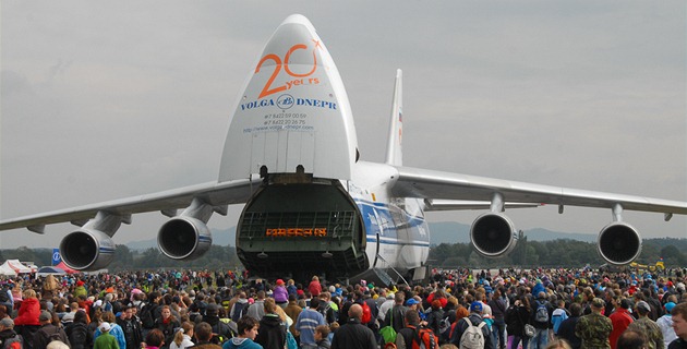Obří letoun An-124 Ruslan v obležení návštěvníků Dnů NATO v Ostravě Obří letoun An-124 Ruslan v obležení návštěvníků Dnů NATO v Ostravě
