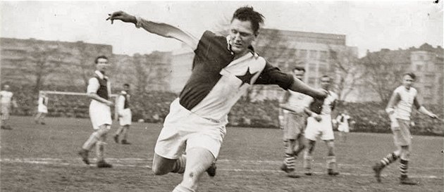 Josef Bican právě střílí jeden ze svých mnoha gólů. Komise pro historii a statistiku FAČR je přepočítala a došla k číslu 821. Josef Bican právě střílí jeden ze svých mnoha gólů. Komise pro historii a statistiku FAČR je přepočítala a došla k číslu 821.