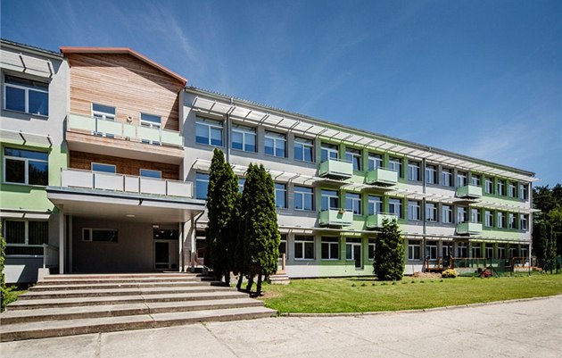 Ze školy se stal příjemný pasivní bytový dům stojící v zeleni. Ze školy se stal příjemný pasivní bytový dům stojící v zeleni.