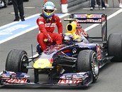 ROK 2011. Fernando Alonso se veze, za volantem je Mark Webber. V roce 2013 si