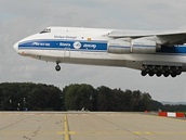 Obří transportní letoun An-124 Ruslan přistává na mošnovském letišti s nákladem... Obří transportní letoun An-124 Ruslan přistává na mošnovském letišti s nákladem...