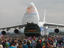 Obří letoun An-124 Ruslan v obležení návštěvníků Dnů NATO v Ostravě