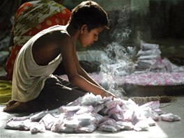 Chlapec balí levné cigarety bidi  v malé továrn v oblasti Haragach. Dlníci...