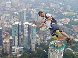 SKOK DO PRÁZDNA. Kristian Moxnes z Norska skáe z 300 metr vysoké Kuala Lumpur...