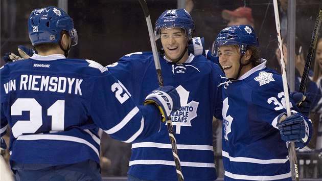 James van Riemsdyk, Joe Colborne a Josh Leivo (zleva) slav branku.