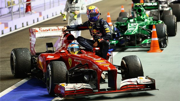 TAXÍK. Marka Webbera musel do cíle Velké ceny Singapuru dovézt Fernando Alonso