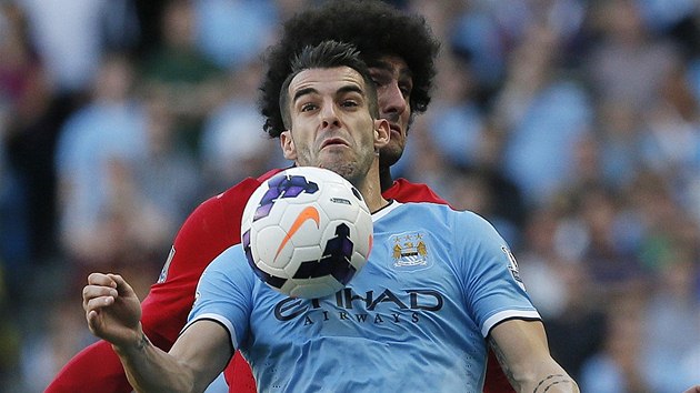 NA PRSOU. Alvaro Negredo z Manchesteru City si zpracovv m ped Marvnem Fellainim z United.