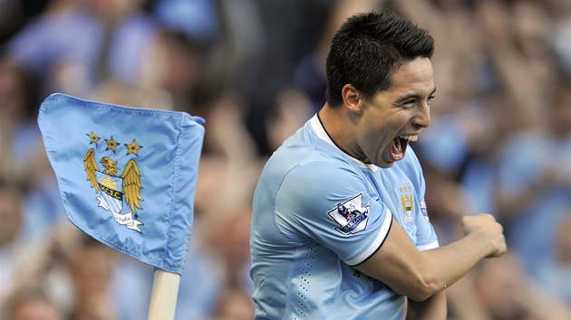 DEBAKL. Samir Nasri oslavuje tvrt gl Manchesteru City v derby proti United.