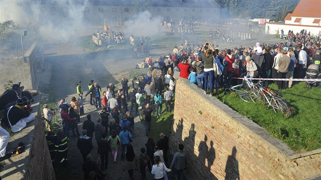 Atmosfru napoleonskch vlek mnoz nvtvnci poctili i na vlastn ki. Bitvu inspirovanou stetem u Lipska z roku 1813 sledovali mnoz z nich se zakrytma uima a pivenma oima; pyrotechnick efekty byly natolik dokonal, e lid vytepvali i hlnu z vlas  (28. z)