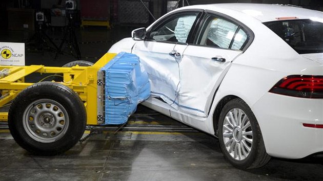 Crash test nskho vozu Qoros 3 sedan