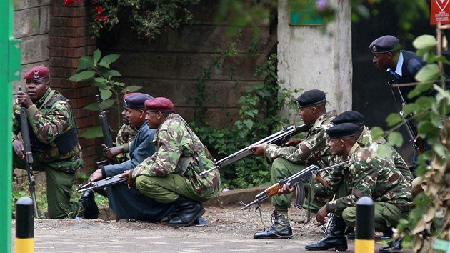 Ket policist zaujmaj pozice bhem operace na zchranu rukojm, kter v obchodnm centru v Nairobi dr islamist ze somlskho hnut al-abb (23. z 2013).