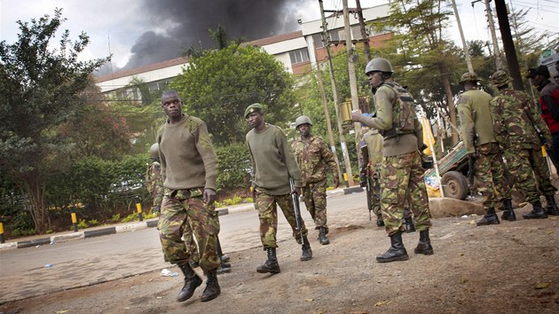 Z nkupnho centra, je v kesk metropoli Nairobi v sobotu obsadili ozbrojen somlt islamist, se i v pondl ozvala tk stelba a z budovy stoupal dm. Policist se sna osvobodit asi destku lid, kter terorist stle dr jako rukojm. (23. z 2013)