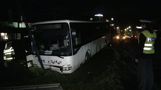 V praskch Kolovratech v ptek veer havaroval linkov autobus. idi zemel pravdpodobn jet ped nehodou