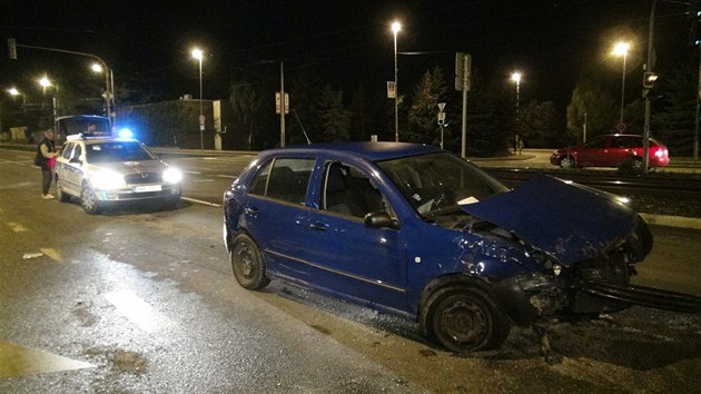 Na Blohorsk se srazilo policejn auto s fabi, kter odboovala pes kiovatku.