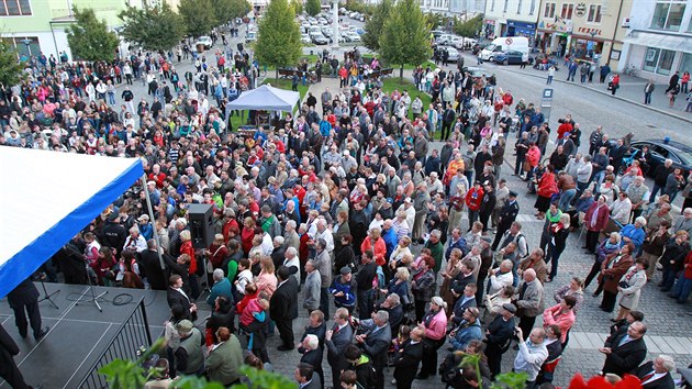 Lid poslouchaj prezidenta Miloe Zemana na nmst v Kyjov. (27. z 2013)