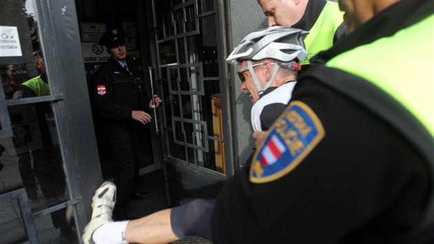 Vzpouzejc se protestujc proti Zemanovi skonil na policejn sluebn v Bhounsk ulici.