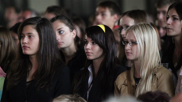 Nkte znojemt studenti mli ast na debat se Zemanem povinnou. Ale zadarmo oberstven.