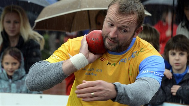 DESETIBOJA V KOULASKM KRUHU. V rmci akce Atletika pro dti v Kladn se v exhibinm zvod ve vrhu koul pedstavil tak bval desetiboja Tom Dvok.