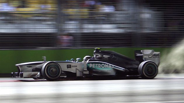 LPL NA BRZDY. Lewis Hamilton v druhm trninku Velk ceny Singapuru formule 1.