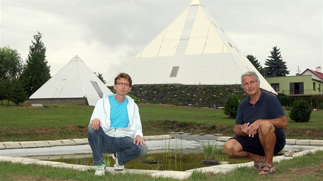 Pyramidu postavil i s jejm menm dvojetem 57let podnikatel Karel Plka (vpravo). O propagaci se star 38let Vladimr Bhm.