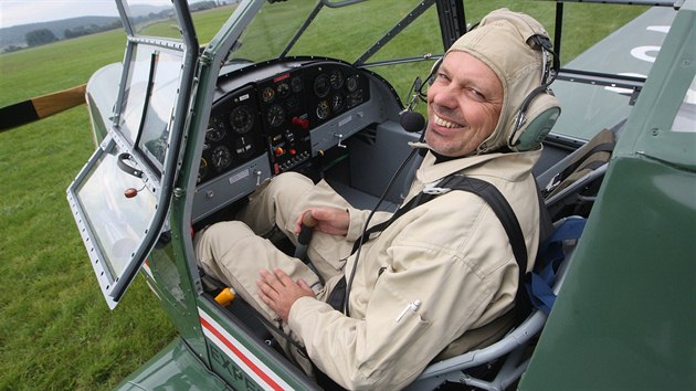 Pilot Martin Nepovm testuje na letiti v Kromi nov restaurovan historick letadlo Z 381 pezdvan "basa".