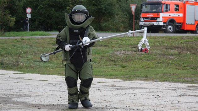 Nlez vypadajc jako vbunina vyhnal pyrotechniky na autobusovou zastvku Revolun v Novm Jin. Policist v mstech peruili provoz.