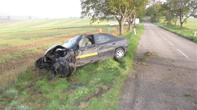 Nehoda u Smric na Prostjovsku, kdy se z auta v nedli 22. z po nrazu do stromu stal na nkolik st roztrhan vrak. Motor zstal leet na silnici, pevodovka v pravm pkopu a samotn zbytek vozu v levm. idi, kter za volant sedl opil, vyvzl s lehm zrannm.