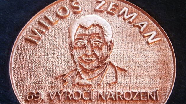 Medaile k 69. narozeninm prezidenta Miloe Zemana od jihlavskho umlce Martina Herzna. Zeman je prvnm politikem, ktermu medaili vyrobil.