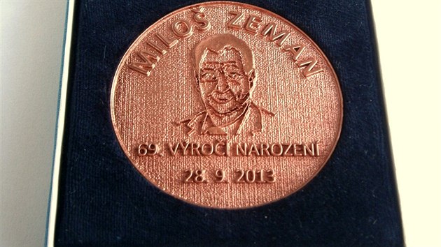 Medaile k 69. narozeninm prezidenta Miloe Zemana od jihlavskho umlce Martina Herzna. Zeman je prvnm politikem, ktermu medaili vyrobil.
