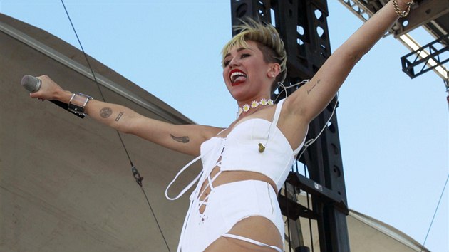 Jazyk vyplazen do strany je u pro Miley Cyrusovou typick.