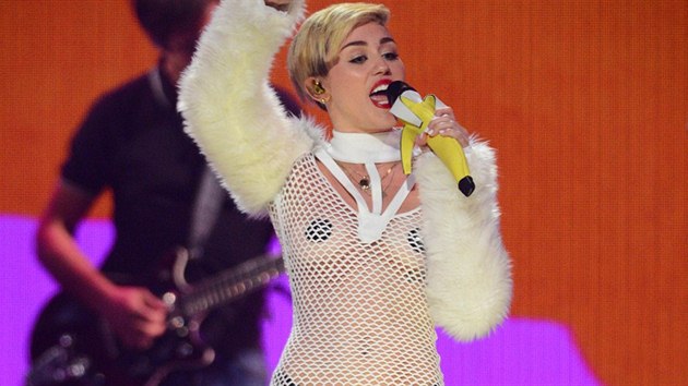 Kostmy jako by Miley Cyrusov chtla napodobit Lady Gagu. Hudebn ale zaostv.