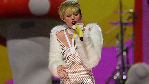 Obleen neobleen Miley Cyrusov na festivalu v Las Vegas.
