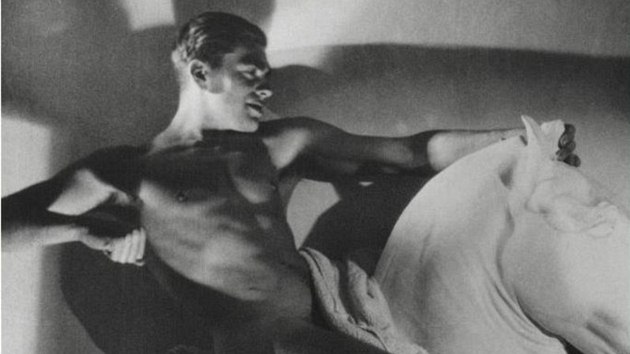 George Hoyningen-Huene: Horst P. Horst, Photographie
(z vstavy Masculin / Masculin. L'homme nu dans l'art de 1800 a nos jours, Muse d'Orsay, Pa)