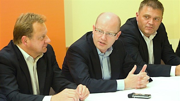 Pavel Ploc, Bohuslav Sobotka a Robert Duek (zleva) lovili ve stedu v Liberci hlasy voli.