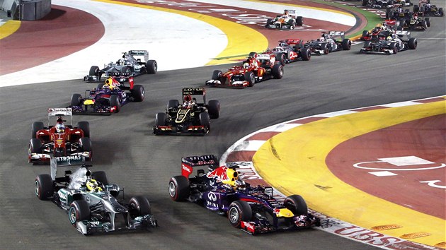 DRAMATICK START. Sebastian Vettel se vrac na prvn msto ve Velk cen Singapuru, Nico Rosberg ve vnj stop nesta.  