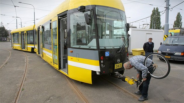 Nov tramvaj Vario LF 2/2 plus zane brzy vozit cestujc v Plzni. Souprava m dvee i stanovit pro idie na obou stranch.