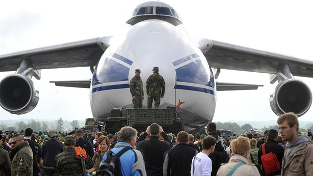 Desetitisce lid zamily v sobotu 21. z na Dny NATO na letiti v Monov. Jednm z lkadel je ob transportn letoun An-124 Ruslan.
