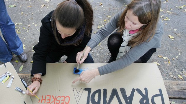 Na protest proti pochodu radikl se v Perov konal happening, kter podaly neziskov organizace na "protest proti neonacismu a za souit bez nsil".