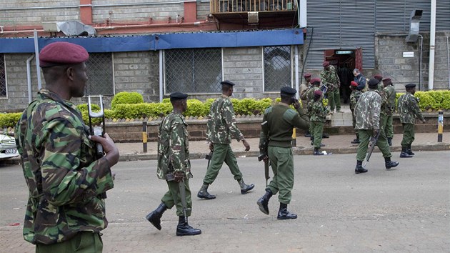 Policist v Nairobi pi pprav zsahu na obchodn dm, na kter zatoili islmt terorist.