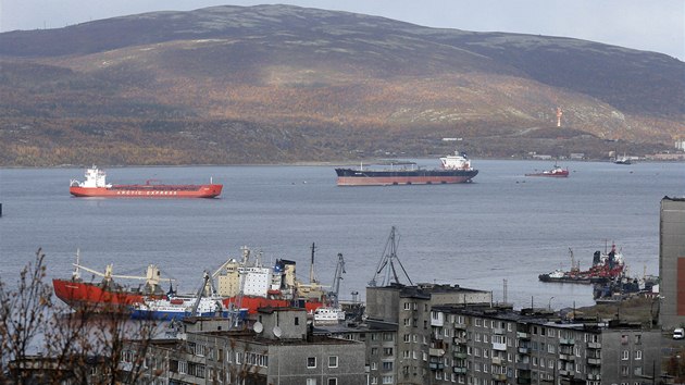 Pohled na ztoku Kola a pstav Murmansk na poloostrov Kola, blzko hranic s Norskem a Finskem. Tady rusk str obsadila lo Arctic Sunrise (Arktick vchod slunce) hnut Greenpeace a zajala 27 len, kte se pokoueli obsadit ropnou ploinu Gazpromu.
