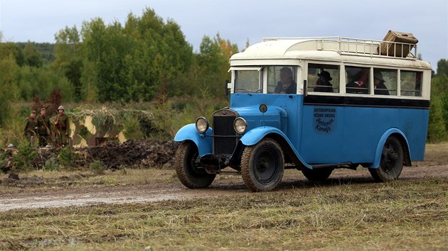 Autobus projd kolem OPku na hranicch prvn republiky.