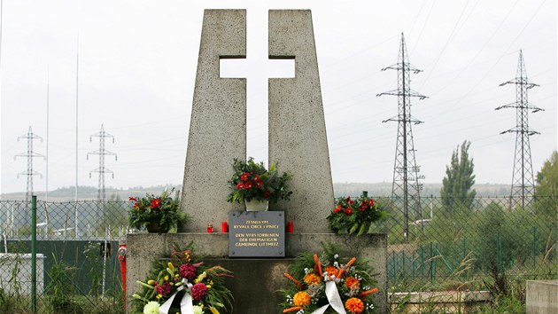 Pamtnk v prostorch starho hbitova zanikl obce Lipnice na Sokolovsku.