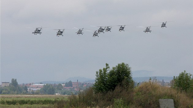 Transportn vrtulnky armdy se rozlouily s letitm v Bochoi peletem nad Perovem a okolm. Sthuj se na zkladnu u Nmt nad Oslavou.