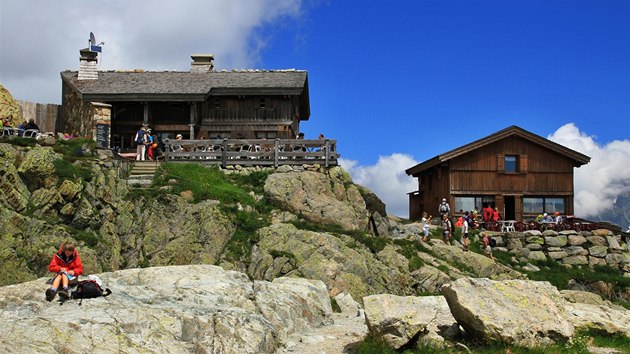 U jezera Lac Blanc byla postavena horsk chata s restaurac.