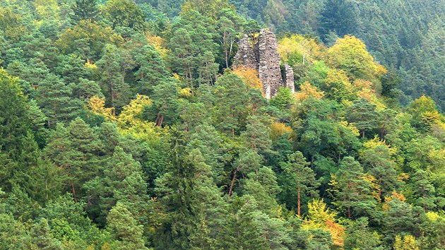 Pohled na Zboen Kostelec od zpadu z erven turistick znaky