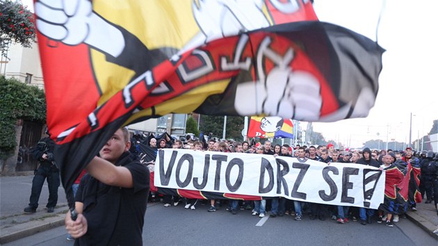 POCHOD. Sparant fanouci m na derby na stadion Slavie.